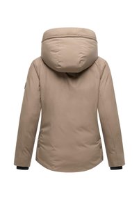 Beige geïsoleerde jas met een grote capuchon, zijknopen en zwarte manchetten, met een gladde textuur en een getailleerd ontwerp.