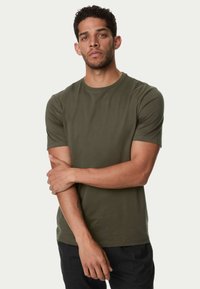 Olivengrøn, kortærmet t-shirt i en blød bomuldsblanding med rund halsudskæring og en tætsiddende silhuet. Glat tekstur, minimalistisk design.