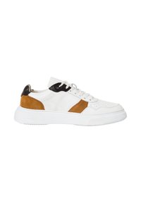 Zapatillas de cuero con parte superior blanca, ante marrón y detalles en negro, presentan un collar acolchado, puntera redonda y suela de goma texturizada.