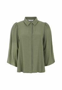 Blusa verde oliva con colletto, chiusura frontale con bottoni e maniche a sbuffo. Tessuto morbido con una vestibilità rilassata e una sottile texture.