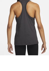 Dunkelgraues, ärmelloses Fitness-Top mit Racerback-Design. Aus weichem Stoff gefertigt, mit geradem Saum und minimalen Nahtdetails.