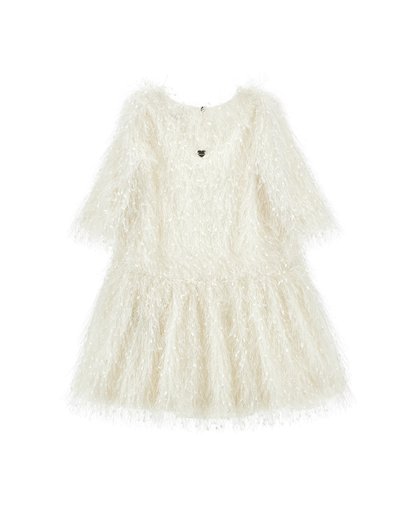 Robe blanche duveteuse avec des manches raglan courtes, un col arrondi et une jupe plissée. Tissu texturé avec des accents brillants et un détail en forme de cœur.