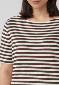 Braun-weiße gestreifte Kurzarm-T-Shirts mit weitem Halsausschnitt. Weiche, glatte Textur, mit gleichmäßigen Streifen und sauberer Naht.