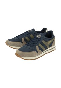 Scarpe sportive navy e beige in materiali suede e sintetici, con tre strisce verdi, intersuola bianca e suola in gomma marrone.