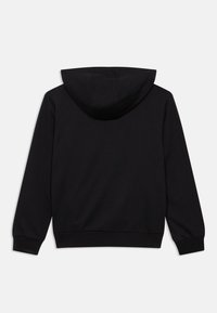 Črn pulover s kapuco, dolgimi rokavi in rebrastimi manšetami. Mehka tekstura, preprost dizajn brez vidnih logotipov ali vzorcev.