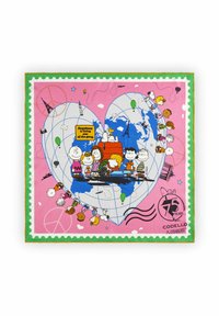 Écharpe en coton avec un motif de cœur en dessin animé, comprenant une carte du monde, des personnages colorés et du texte sur un fond rose. Bordure en vert à motif festonné.