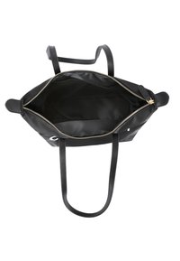 Czarna torba typu tote z błyszczącym wykończeniem, fakturowaną powierzchnią, zamkiem błyskawicznym oraz dwoma paskami na ramię. Wnętrze wyłożone jest gładką tkaniną.