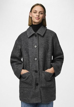 Manteau en mélange de laine gris avec un col, grandes poches avant et fermeture à boutons. Présente une finition texturée et des manches à coupe ample.
