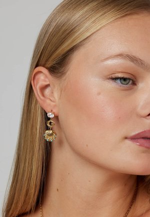 Orecchini d'oro con uno stud a pietra cristallo rotondo, un accento circolare in oro e un design di conchiglia pendente con perle turchesi.
