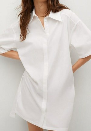 Robe chemise blanche à manches courtes avec un col classique, une patte de boutonnage à l'avant et une coupe oversize. Matière lisse avec une apparence nette et impeccable.