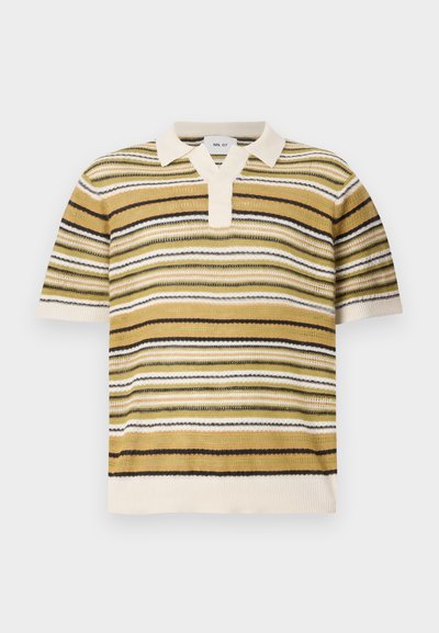 Polo de punto de manga corta con un patrón texturizado. Presenta rayas horizontales en tonos de amarillo, oliva, negro y crema. Cuello clásico.