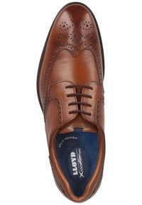 Braune Leder-Oxfordschuhe mit gestanzten Details, Schnürdesign und blauer Innensohle mit der Aufschrift "Shock Absorber". Glatte Textur und klassischer Schnitt.