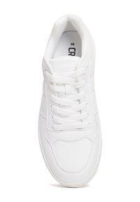 Sneaker bianca con una parte superiore in sintetico liscio, punta rotonda, lacci piatti e strisce laterali sottili. Contrassegnata con "39" e "CREEKS" all'interno.