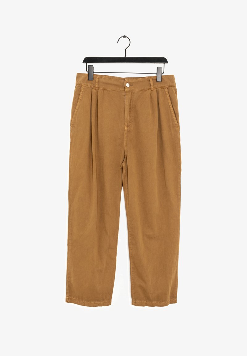 Pantalons bruns plissés exposés sur un cintre noir, dotés de poches latérales et d'un tissu légèrement texturé. Design décontracté à jambes larges.