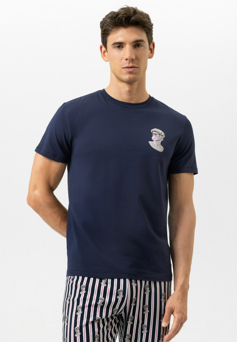 Donkerblauw katoenen T-shirt met een grafische afbeelding van een buste met een bril en roze kauwgom op de borst, gecombineerd met gestreepte pyjamabroeken.