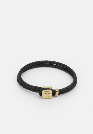Bracciale in pelle intrecciata nera con chiusura quadrata dorata con logo e dettagli in oro, progettato per una vestibilità aderente.