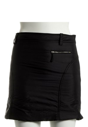 Mini-jupe noire avec poche zippée à l'avant et passants de ceinture sur un mannequin blanc au niveau du torse et des jambes.