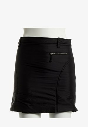 Mini-jupe noire avec poche zippée à l'avant et passants de ceinture sur un mannequin blanc au niveau du torse et des jambes.