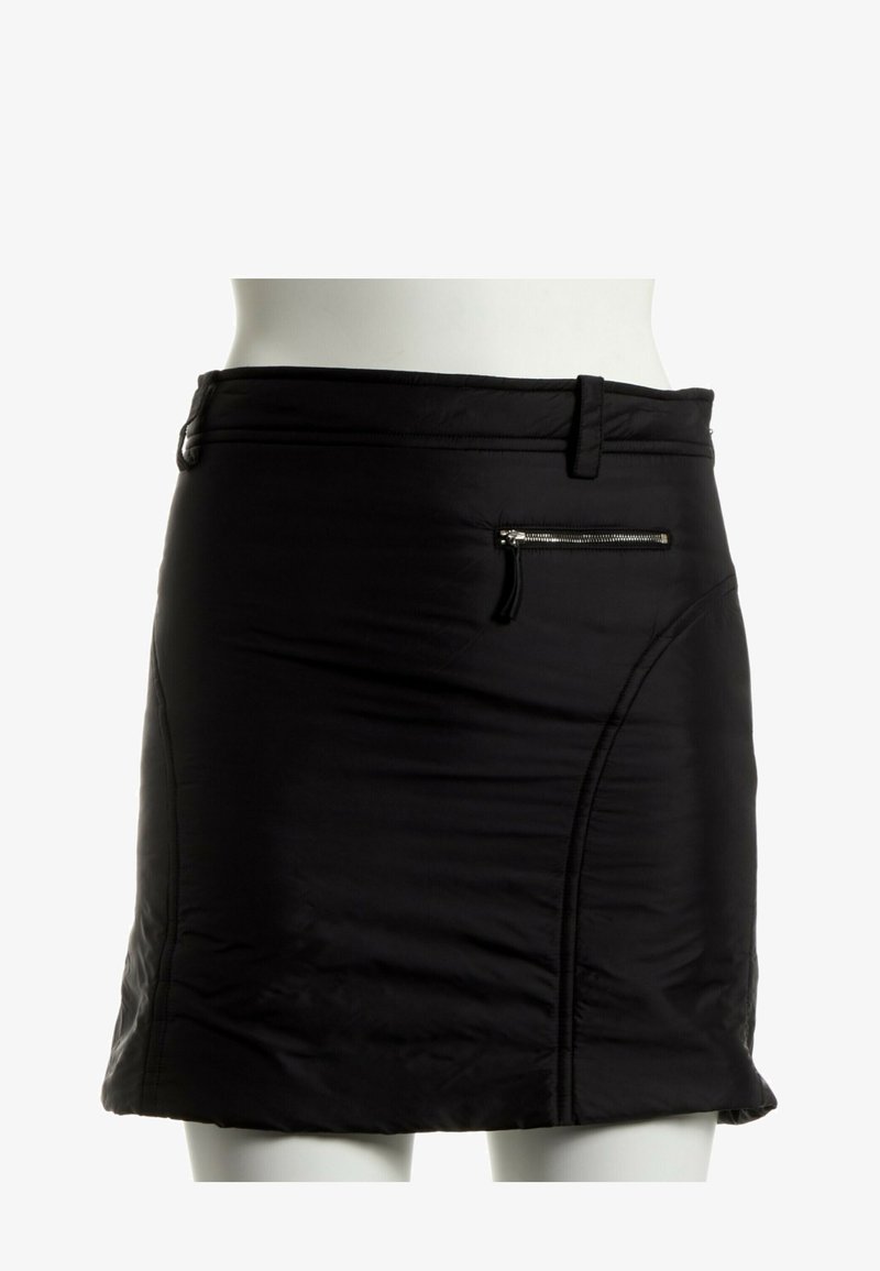Mini-jupe noire avec poche zippée à l'avant et passants de ceinture sur un mannequin blanc au niveau du torse et des jambes.