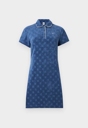 Robe-polo bleue à manches courtes avec motif à pois texturé, col à boutons, bordure blanche et petit logo Nike sur la poitrine.