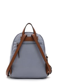 Sac à dos gris clair en matériau résistant, avec des accents en cuir marron, une poignée supérieure et des bretelles réglables. Poche zippée au dos.