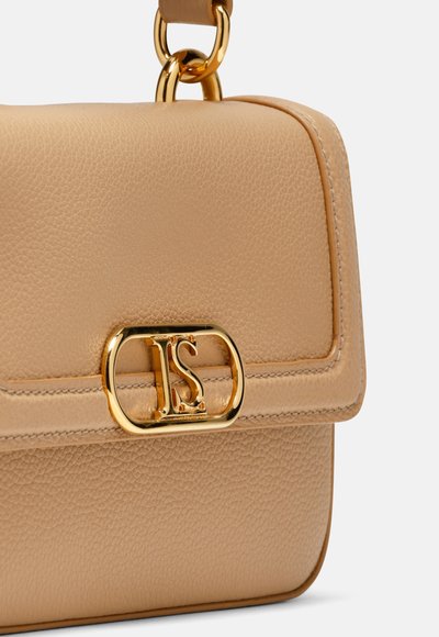 Smėlio spalvos odinė rankinė, turinti struktūrizuotą dizainą, auksinius aksesuarus su įspaustu logotipu ir subtilią tekstūrą.