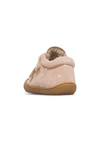 Scarpina per bambini in suede rosa con delicati motivi a forma di cuore, rivestimento morbido, punta arrotondata e suola in gomma flessibile. Cinturino regolabile per una vestibilità sicura.