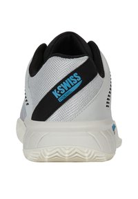 Bijela i crna sportska tenisica s teksturiranim mrežastim gornjim dijelom, plavim akcentima i jastučićem u skrivenom ulošku, s izraženim uzorcima potplata za prianjanje.