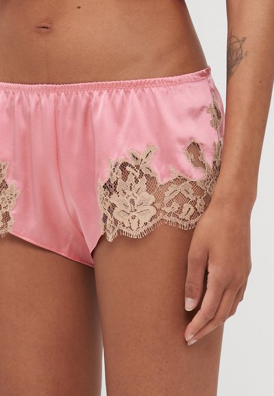 Roze satijnen boyshorts met ingewikkelde beige kantafwerking langs de dijen, elastische tailleband en een zachte, gladde textuur.