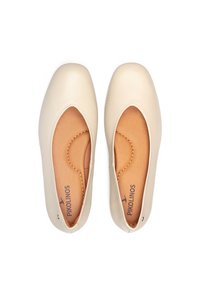Bailarinas de piel beige con punta redondeada, superficie suave y plantilla color tostado que presenta detalles de costura y el logo de Pikolinos.