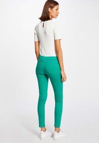 Morgan PETRA - Vaqueros slim fit - mottled green