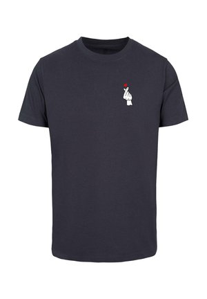 Camiseta de algodón azul marino con un gesto de mano en blanco y un pequeño gráfico de corazón rojo en el área del pecho izquierdo. Mangas cortas, cuello redondo.