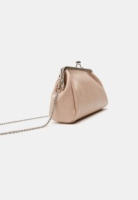 Bata Delninukė - nude