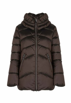 Bruine pufferjack met hoge kraag, voorzien van een rits aan de voorkant, chevronstiksels en twee rits- zijzakken. Zachte, lichte stof.