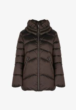 Chaqueta de plumas marrón con un cuello alto, que cuenta con un cierre de cremallera frontal, costuras en forma de chevron y dos bolsillos laterales con cremallera. Material liso y ligero.