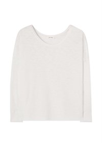 Valge pikkade varrukatega ümara kaelusega särk, lõdva sobivusega, lihtsa disainiga ja nähtava kangatekstuuriga.