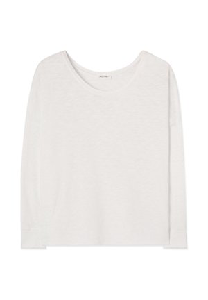 Biele tričko s dlhým rukávom a okrúhlym výstrihom, voľného strihu, jednoduchým dizajnom a viditeľnou textúrou látky.
