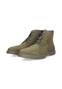 Botas de tobillo de ante verde con puntas redondeadas, cordones en la parte delantera y una suela de goma resistente. Presentan una textura suave y costuras reforzadas.