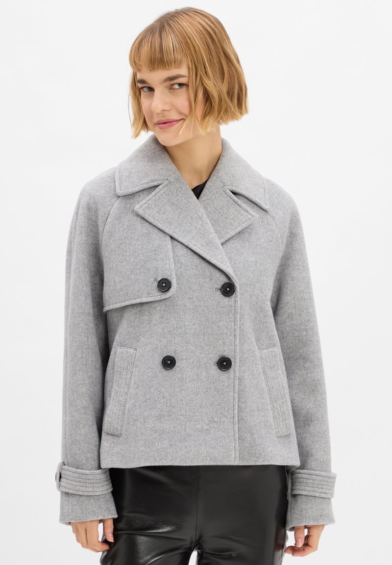 Grijze wollen mix peacoat met een dubbelbreasted knoopsluiting, brede revers en geribde manchetten. Bevat twee zijzakken.