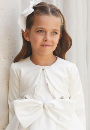 Abito bianco con maniche lunghe, caratterizzato da un corpetto arricciato, un grande fiocco in vita e un piccolo dettaglio metallico. Tessuto liscio, leggera lucentezza.