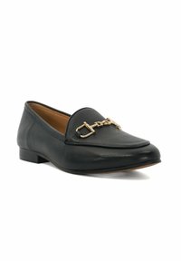 Zwarte leren loafer met een lage hak, voorzien van een gouden kettingaccent over de wreef en een gladde, textuur afgewerkte uitstraling.