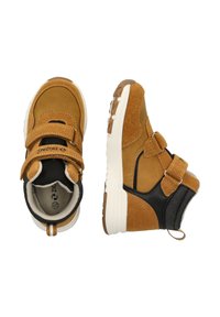 Brune ruskind og syntetiske sko med justerbare velcro-stropper, hvide såler og sorte detaljer; har rund tå og tekstureret sideskine.