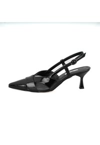 Escarpin en cuir verni noir avec un bout pointu, présentant un talon incliné et un design de strap croisé avec un détail de boucle.