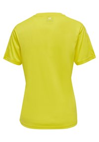 Kortærmet T-shirt med rund hals i lys gul. Lavet af glat, let materiale. Har et enkelt design uden synlige logoer eller mønstre.