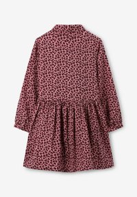 Robe à manches longues en tissu rose avec un imprimé léopard noir, col, taille élastique et jupe évasée.