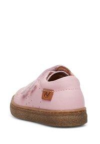 Scarpa per bambini color rosa chiaro realizzata in pelle liscia con perforazioni, una patch logo color cuoio e una suola in gomma marrone texture.