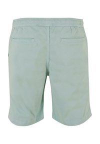 Shorts vert clair en tissu doux avec une taille élastique, dotés de deux poches arrière et d'une coupe décontractée.