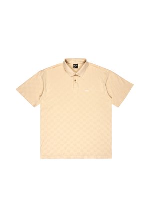 Polo beige à manches courtes, présentant un motif en damier texturé, une fermeture à boutons et un petit logo blanc sur la poitrine.