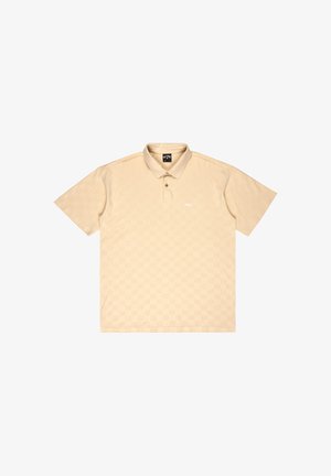 Beige Poloshirt mit kurzen Ärmeln, einem strukturierten Schachbrettmuster, Knopfverschluss und einem kleinen weißen Logo auf der Brust.