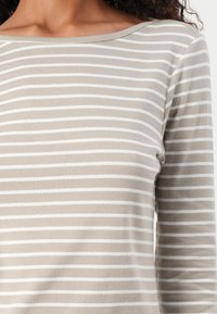 TOM TAILOR STRIPED BOAT NECK - Topper langermet - taupe/offwhite